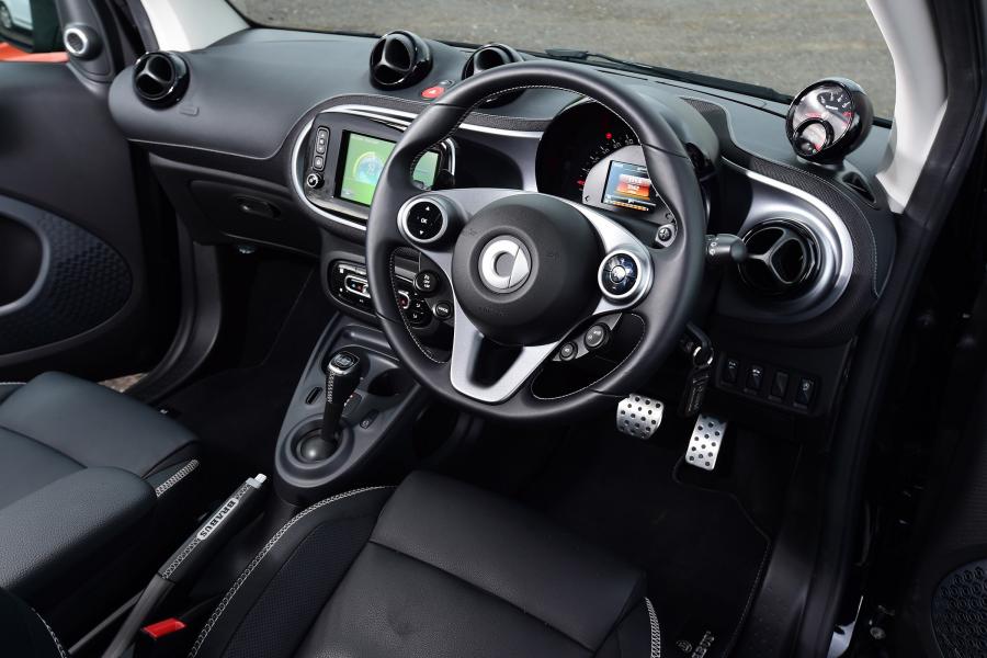 Интерьер Smart ForTwo Xclusive Coupe by Brabus 2016 года  (UK) (фото 6 из 13)
